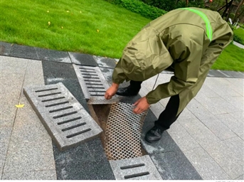 暴雨侵袭,他们在雨中“逆行”守护万家平安!