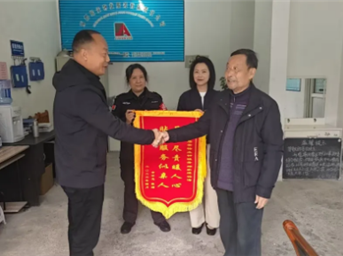暖心救助显担当 锦旗致谢物业情